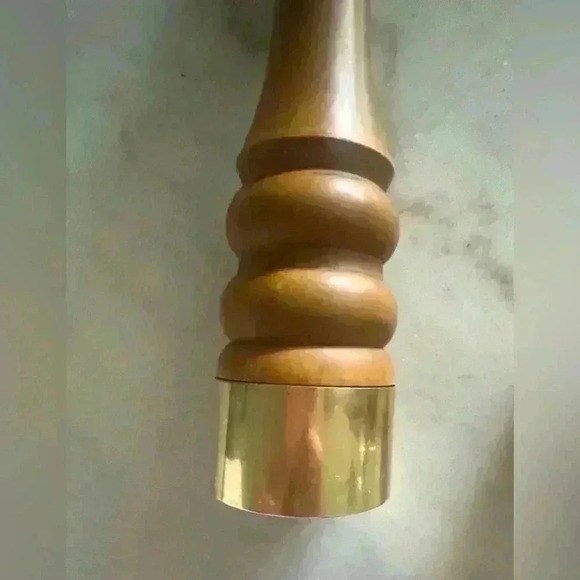 Beautiful vintage Nasco wood and brass salt and pepper shakers made in Japan. - Picture 6 of 9